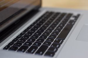ciscenje tastature laptopa